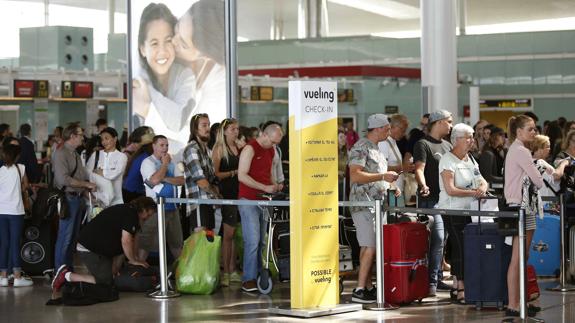 Colas de facturación en los mostradores de Vueling en El Prat.