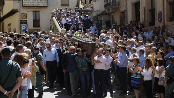 Compañeros de cuadrilla de Víctor Barrio a su salida de la iglesia de San Bartolomé, en Sepúlveda (Segovia).