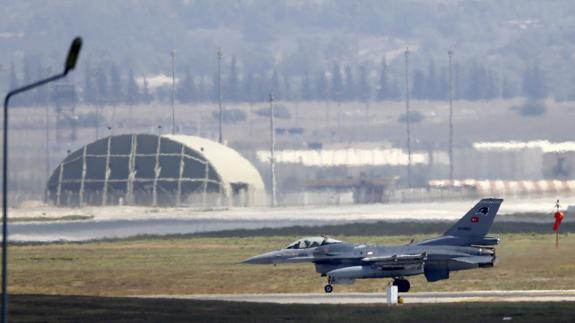 Un avión aterriza en la base de Incirlik.