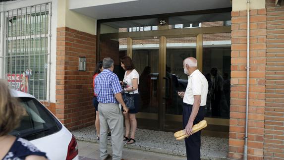 Portal del edificio donde se ubica el domicilio de la fallecida. 