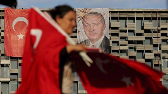 Varias banderas turcas junto a una fotografía del presidente turco Erdogan, en la plaza Taksim de Estambul.