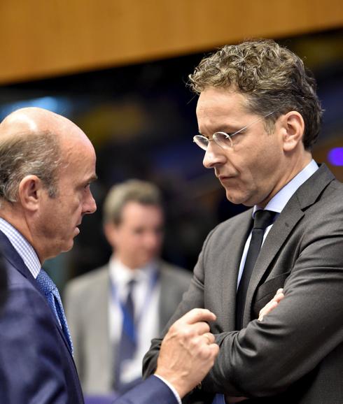 Luis de Guindos, ministro de Economía, conversa con Jeroen Dijsselbloem, presidente del Eurogrupo.