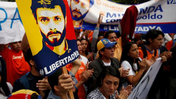 Defensores de Leopoldo López se manifiestan a las puertas de la audiencia.