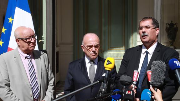 Bernard Cazeneuve, en el centro.