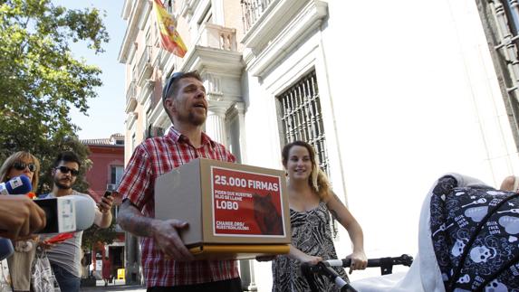 Ignacio Javierre soporta el recurso y las firmas, junto a Lobo y la madre.