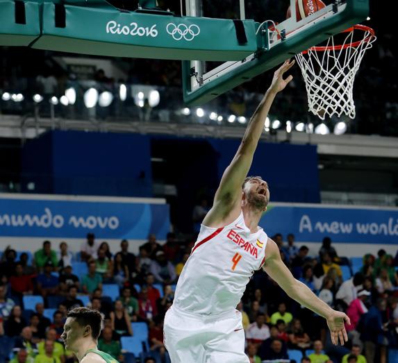 Gasol anota una canasta.