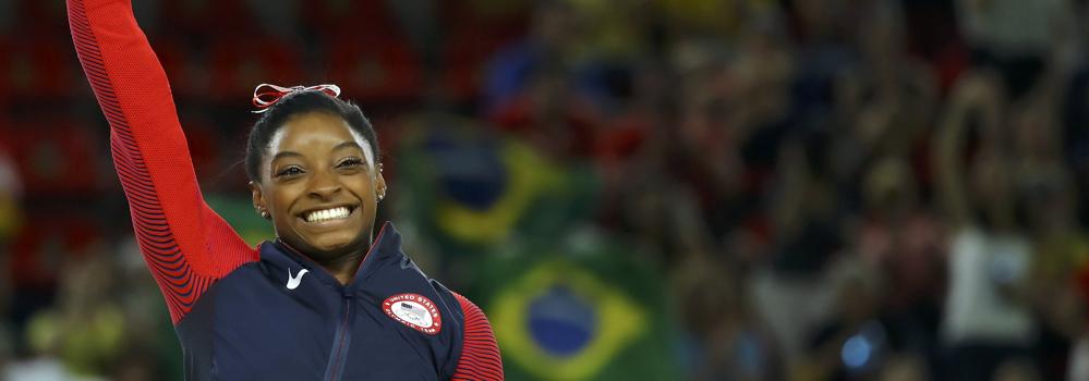 Simone Biles saluda al público. 