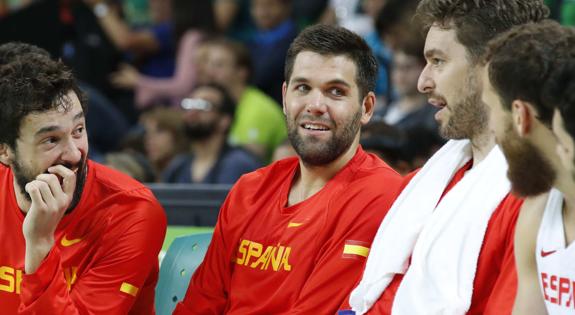 Pau Gasol charla con algunos compañeros. 