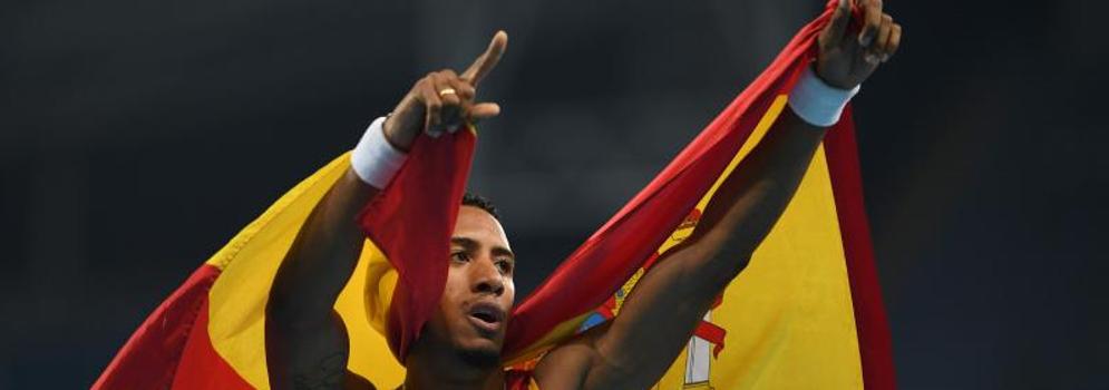 Orlando Ortega, celebra su medalla de plata. 