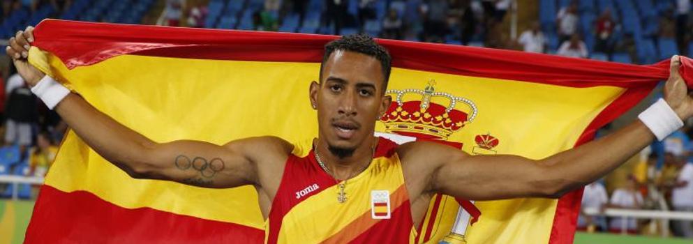 Orlando Ortega celebra su plata olímpica con la bandera de España. 