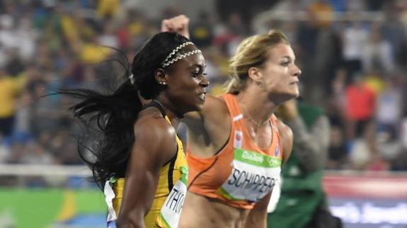 La jamaicana Elaine Thompson (i), campeona olímpica en 200 metros. 