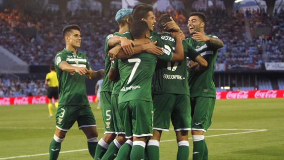 Los jugadores del del Leganés celebran el primer gol marcado al Celta.