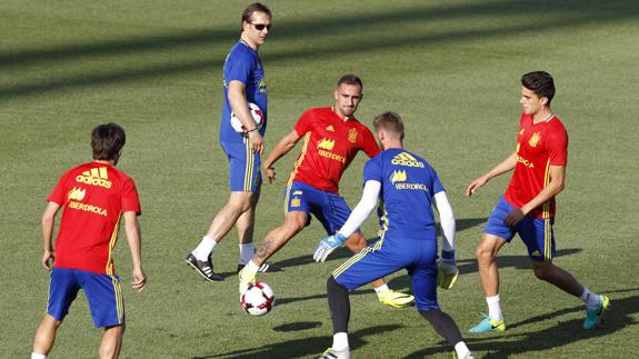 Julen Lopetegui observa a sus jugadores. 