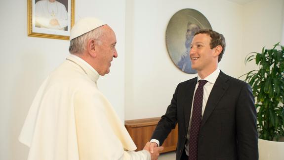 El papa Francisco y MarK Zuckerberg.