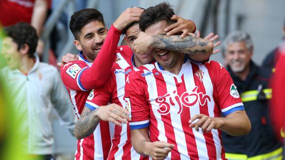 Los futbolistas del Sporting celebran un gol contra el Villarreal. 