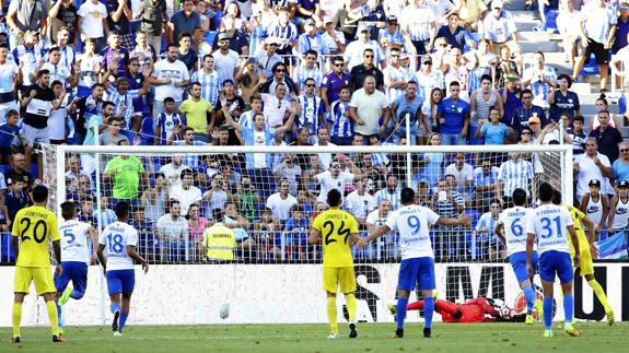 Kameni detiene un penalti. 