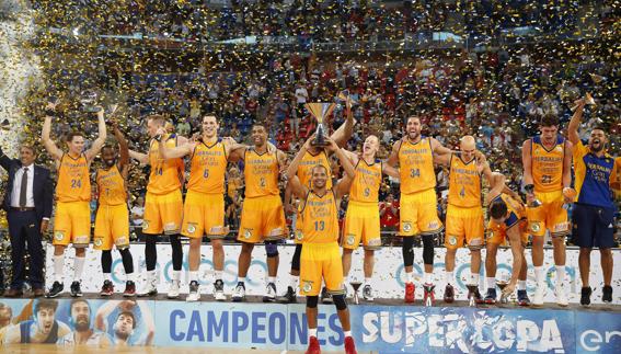 Eulis Báez (c), capitán del Gran Canaria, levanta el trofeo de campeón de la Supercopa.