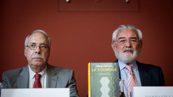 Camilo José Cela Conde (i) y el director de la Real Academia Española (RAE), Darío Villanueva.