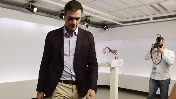 Pedro Sánchez abandona Ferraz tras anunciar su dimisión.