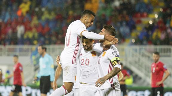 Nolito, Thiago y Sergio Ramos, ayer en Albania.