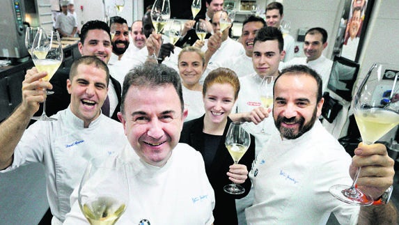 Martín Berasategui brinda junto a parte de su equipo en la cocina del restaurante de Lasarte galardonado por Trip Advisor .