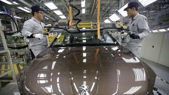 Trabajadores en la planta de Peugeot Citroen en Wuhan, China.