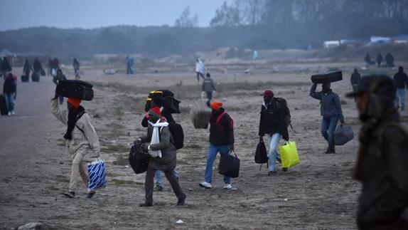 Largas colas durante el desalojo del campamento de Calais.