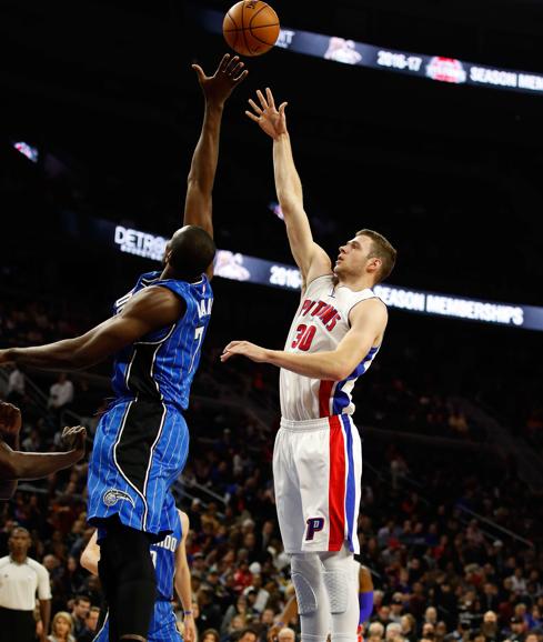 Serge Ibaka trata de frenar a Jon Leuer