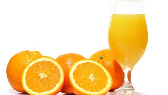 Con los zumos caseros no hay dudas, pero ¿qué sucede con los que nos venden? Según los expertos, podemos fiarnos, pero sin abusar de ellos ni dejar de tomar piezas de fruta.  