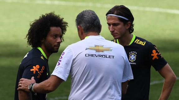 Marcelo y Filipe dialogan con el seleccionador brasileño. 