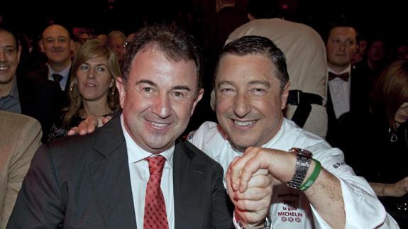 Los cocineros Martín Berasategui (i) y Joan Roca durante la presentación de La Guía Michelin.