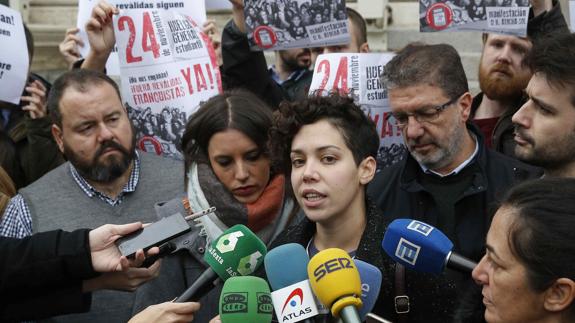 Ana García, del sindicato de Estudiantes, en la protesta frente al Congreso.