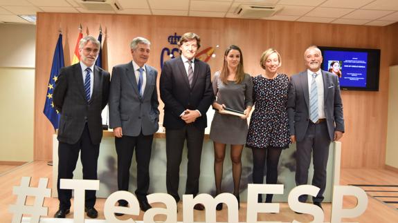 Alba Cabello, tercera por la derecha, junto a José Ramón Lete. 
