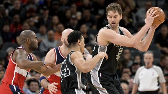 Pau Gasol controla el balón junto a su compañero Danny Green y los jugadores de los Wizards Marcin Gortat y Marcus Thornton (i).