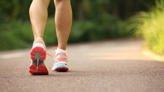 Si vas a correr por carreterea una carretera, hay que priorizar una buena amortiguación para reducir el impacto en las articulaciones, además de minimizar el desgaste de la suela. 