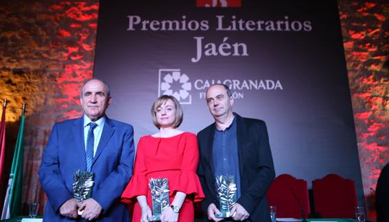 Ángela Armero, acompañada por Alejandro López Andrada y Fermín Herrero, con el Premio Jaén de Narrativa.