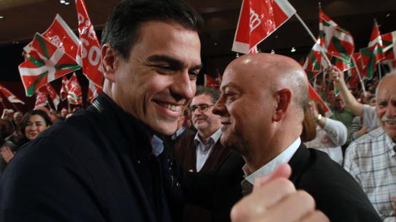 Pedro Sánchez y uno de los apoyos principales, Odón Elorza.