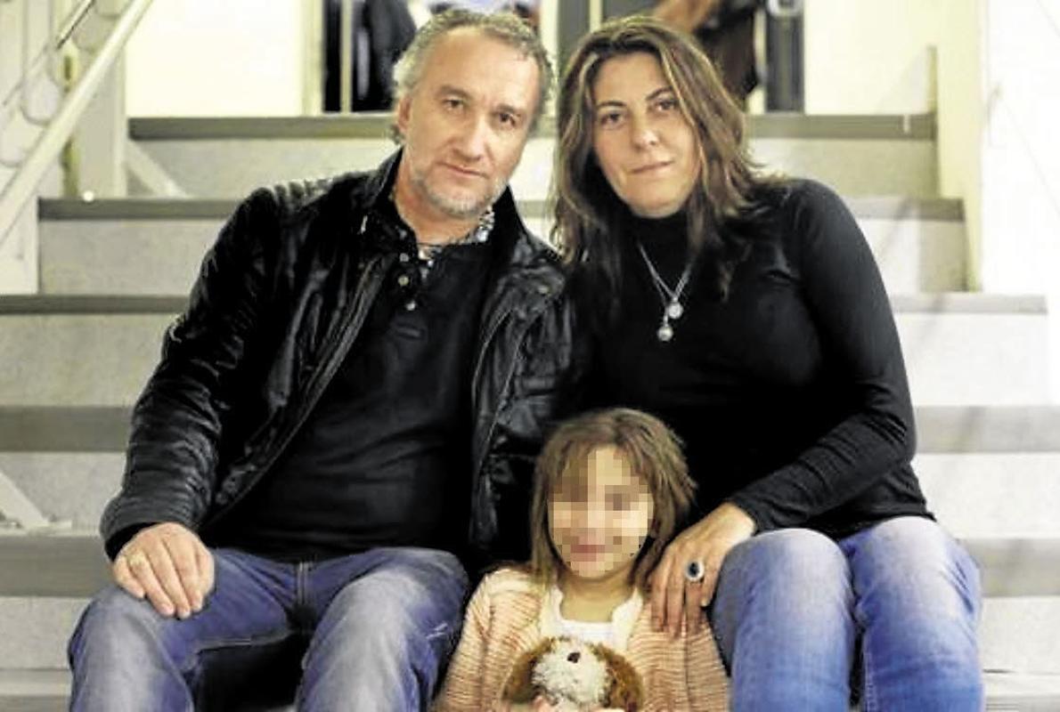 Nadia posa con sus padres. 