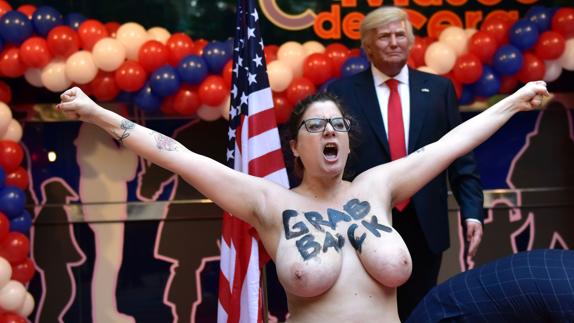 La activista de Femen delante de la figura de cera de Trump.