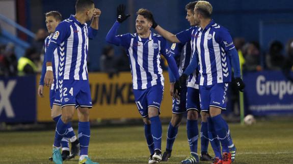 Ibai Gómez celebra uno de sus goles junto a sus compañeros. 