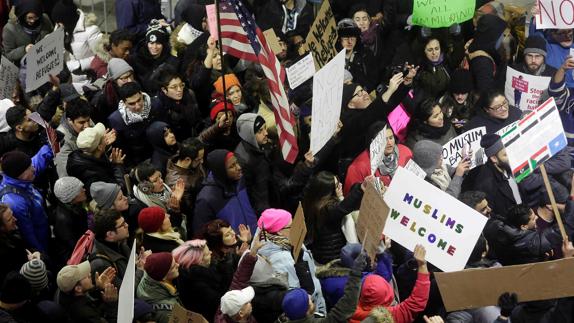 Manifestantes en el aeropuerto de Chicago.