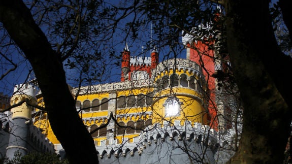 Palacio da Pena entre la vegetación, Sintra.