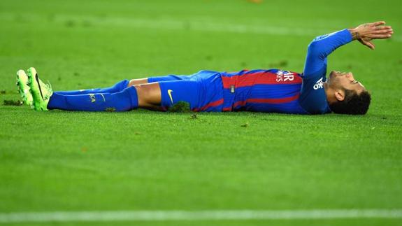 Neymar, tirado en el césped del Nou Camp durante el choque ante el Athletic. 