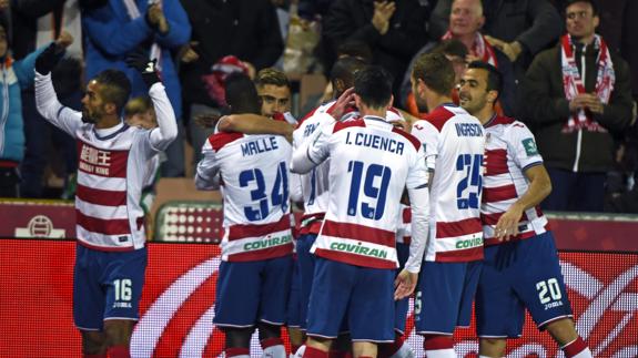 Los jugadores del Granada celebran el gol de Andreas Pereira.