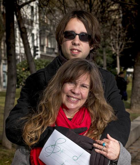 Nicole junto a su hijo Johann Sebastian, con Síndrome de Asperger. 