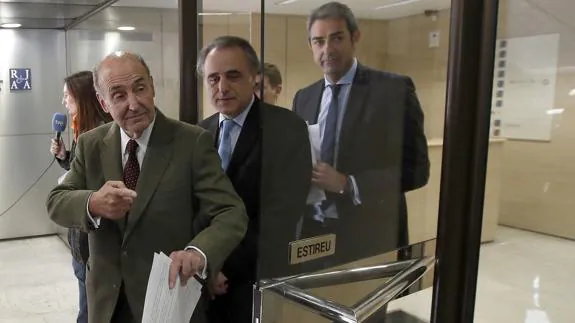 El abogado de la infanta Cristina, Miquel Roca (i), sale de sus oficinas para atender a los medios de comunicación .