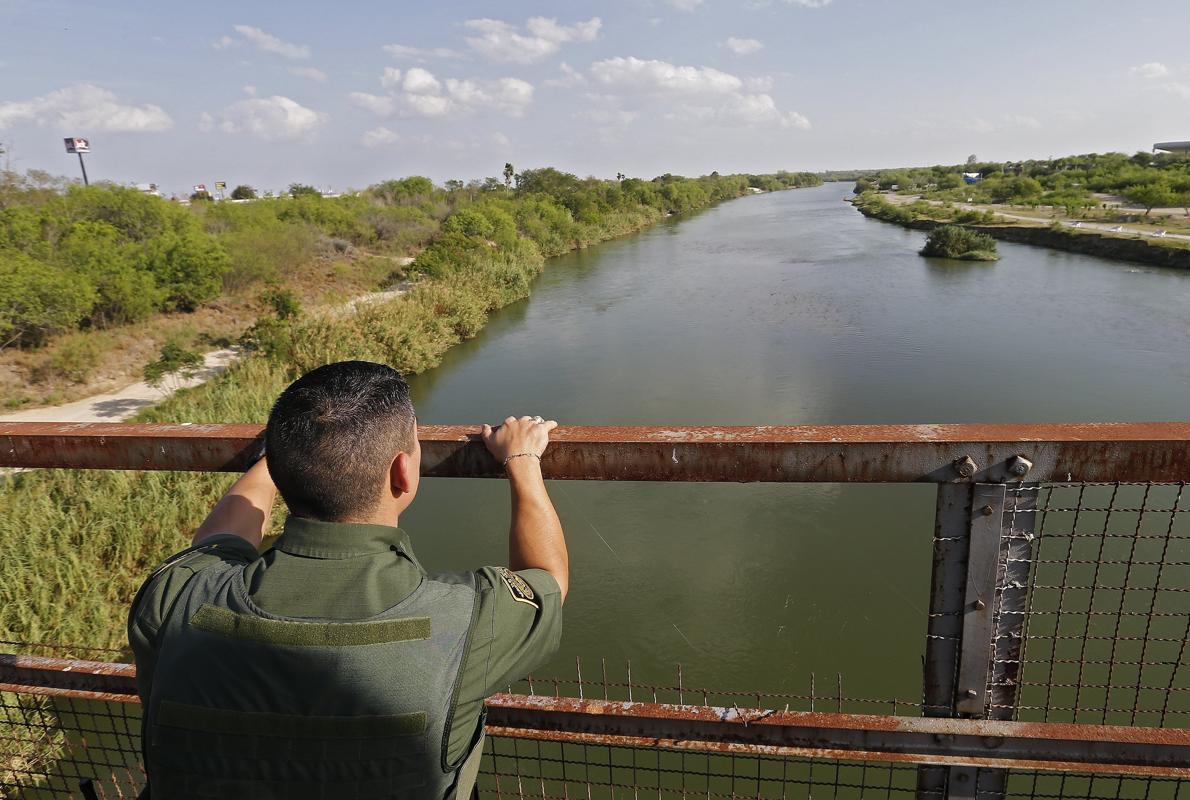 Un agente de EE UU patrulla en la frontera.