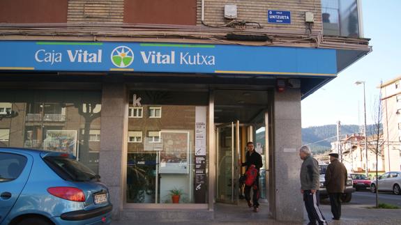 Vista exterior de una oficina de Kutxabank.