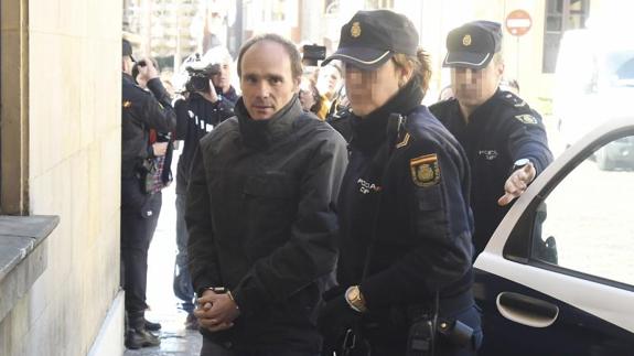 El acusado Miguel Ángel Muñoz llega al juicio en León.