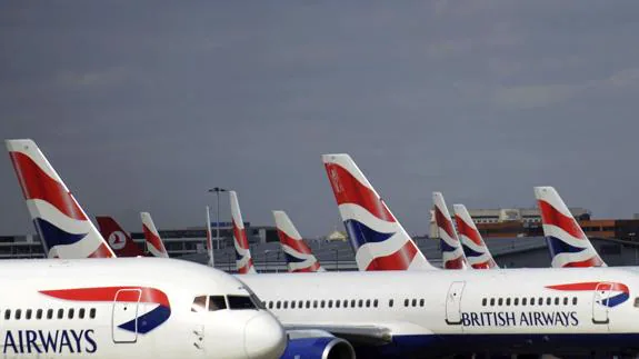 Aviones de British Airways en el aeropuerto londinense de Heathrow.